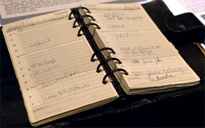 دفتر ملاحظات مدونة فيه تفاصيل عن مواعيدها . تصوير :أشوك فيرما