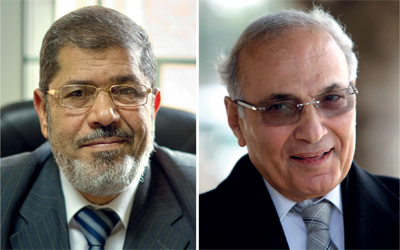 أحمد شفيق (يمين) ومحمد مرسي في صورة مركبة.     	أ.ف.ب