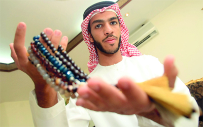 خليفة النعيمي: الدقة أساس حرفة صناعة السبح. 	تصوير: باتريك كاستيلو