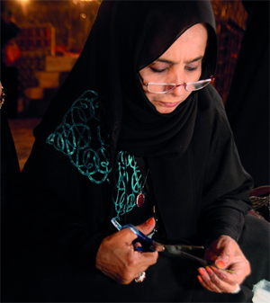 (أم أحمد) تمارس الحرف التقليدية منذ 14 عاماً.