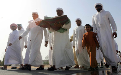 أقرباء "وديمة" خلال توجههم لدفن جثتها .  تصوير : باتريك كاستيلو.