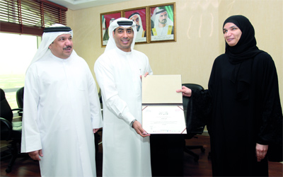 الريامي يكرم المحامية منار الحمادي بحضور المستشار  سلطان المطروشي.	 تصوير: مصطفى قاسمي