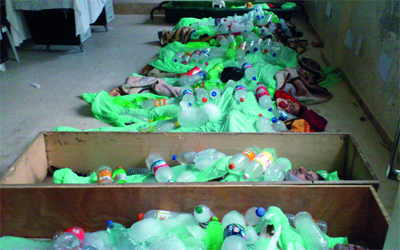 صورة بثتها شبكة &laquo;شام&raquo; تظهر وضـــــــــــــــــــــــــــــــــــع زجاجات الثلج لحفظ جثث القتلى بنيران القوات السورية في درعا.	 أ.ف.ب