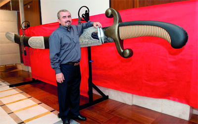 عماد غالغاي أمام «تغريدة السيف» في مؤسسة العويس الثقافية.  	تصوير: أحمد عرديتي