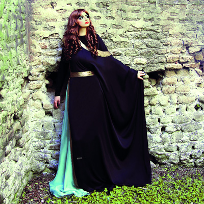 تصاميم لحصة العبيدلي تعتمد النقوش الشرقية التي زينت الحواشي البيضاء للعباءة.	 من المصدر