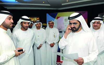 محمد بن راشد خلال اتصاله بالطلبة المتفوقين وتهنئتهم بنتائجهم.	وام