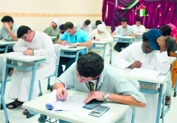 الخوف من صعوبة المواد العلمية يدفع طلاباً كثيرين إلى اختيار «الأدبي». 	الإمارات اليوم