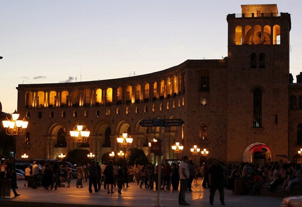 تحوى العاصمة يــريــفــان على عدد من المباني التاريخية والمتاحف الوطنية .