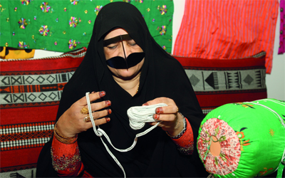 رغم التطور الصناعي تظل المشغولات اليدوية تحظى بقيمة كبيرة عنــــــــــــــــــــــــــــــــــــــد الناس. 	تصوير: مصطفى قاسمي