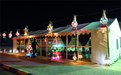 الزينة تنتشر في جميع مدن الدولة احتفالاً بالشهر الفضيل. 	الإمارات اليوم