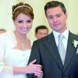 أنجليكا ريفيرا تؤازر زوجها.	أرشيفية