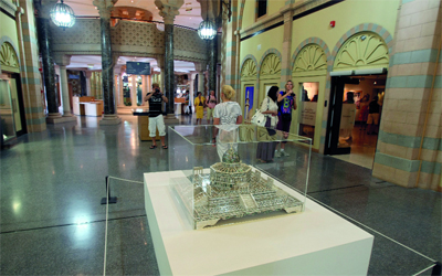 المتحف يتألف من طابقين ويتميز بأسلوب عمارته المستمدة من الثقافة الإسلامية.    	تصوير: تشاندرا بالان