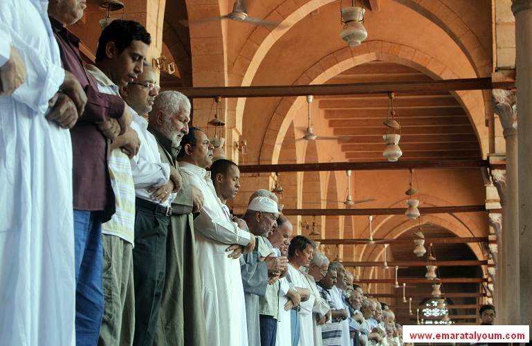اجتمع المصلون في القاهرة لأداء الصلاة متناسين هموم الثورة يملأ قلبهم الأمل الجديد برئاسة حكيمة
