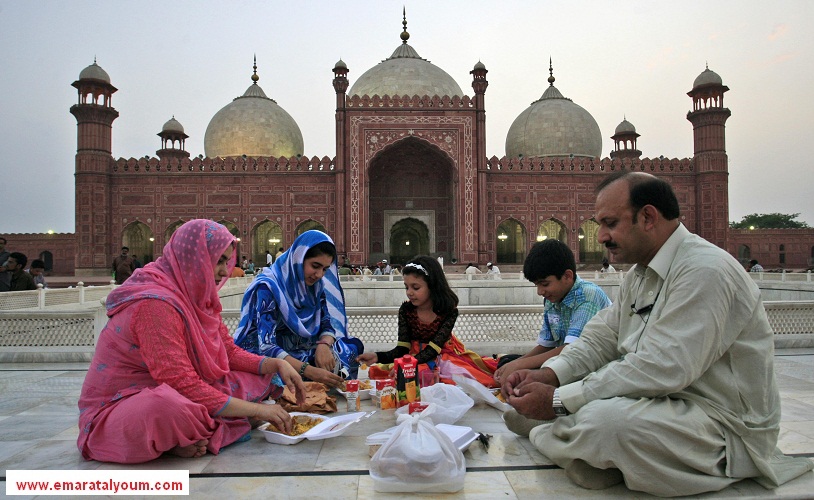 كما يجمع رمضان البشر باختلاف جنسياتهم في ساعة الأذان على إفطار بسيط، تغمره سعادة أسرية - الهند