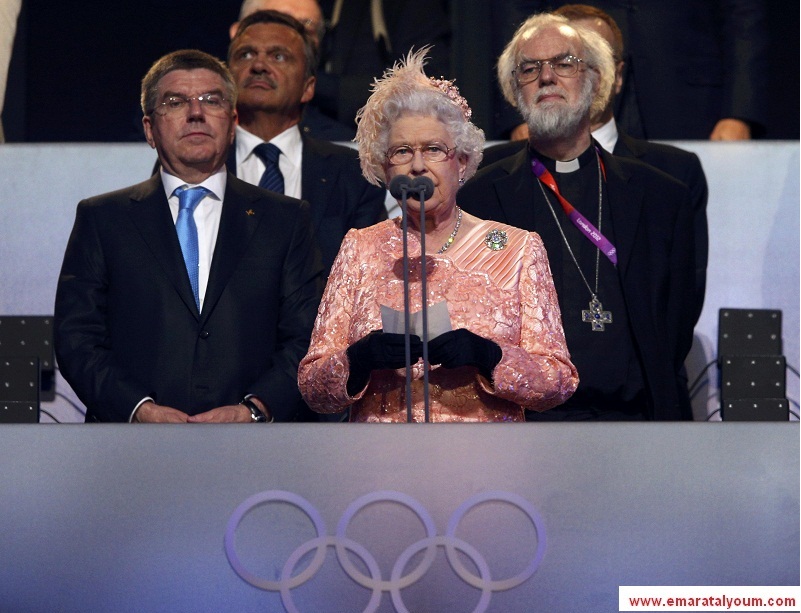 افتتحت ملكة بريطانيا، اليزابيث الثانية، رسمياً، مساء أمس، دورة الألعاب الأولمبية الصيفية، والتي حملت عنوان "جزر العجائب" في الملعب الأولمبي في لندن. رويترز