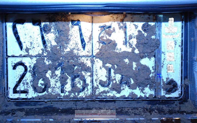 وقال الحارثي إن المخالفين حاولوا خداع عناصر الضبط المروري والتحايل على أجهزة الرادار والكاميرات التي تلتقط لوحات وأشكال ونوع المركبات. وام