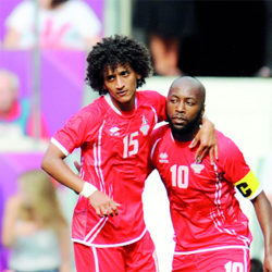 عمر عبدالرحمن (يسار) خطف الأنظار بتسريحة شعره.	أ.ف.ب