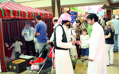 ضيافة وكرم عربي في انتظار زوار «العيد في دبي».	من المصدر