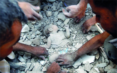 رجال يخرجون جثة طفلة من تحت أنقاض منزلها الذي تهدم في قصف نفذته القوات السورية على مـــــــــــــــــــــــــــــــــــدينة إعزاز شمال حلب.	 رويترز