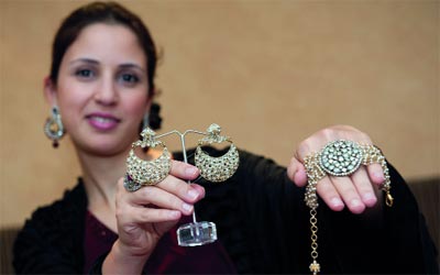 وتبرز المواهب في تصميم الإكسسوارات.   تصوير: أحمد عرديتي