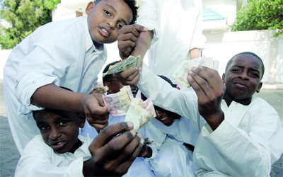 الأطفال يفرحون بعيدية النقود. 	الإمارات اليوم