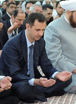 الرئيس بشار الأسد يؤدي صلاة عيد الفطر في مسجد الحمد بدمشق - رويترز