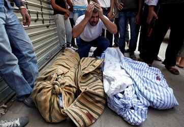 رجل سوري فقد أسرته جراء القصف على احدى أحياء حلب - أ.ب