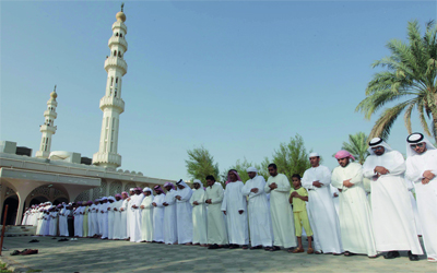 أثناء الصلاة على جثامين أسرة الكعبي.