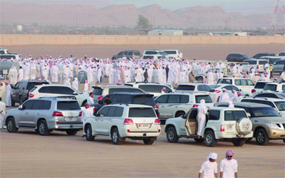 شوارع العين ازدحمت بسيارات المعزين.