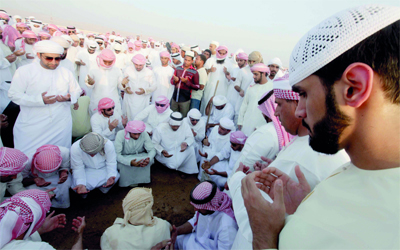 قراءة الفاتحة على أرواح المتوفين .