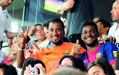 فارس جمعة وفايز شجعا برشلونة.  من المصدر