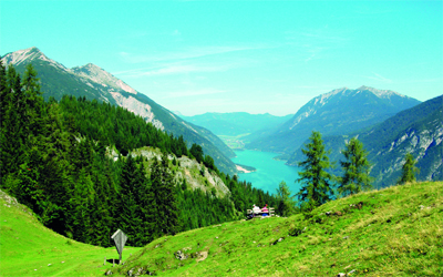 البحيرة تقع في قلب جبال الألب.	د.ب.أ