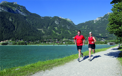 منطقة بحيرة أخن زيه تضم مساحات خضراء شاسعة تجتذب عشاق الجري.    د.ب.أ