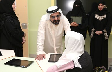 حرص سموه خلال زيارته التحدث إلى التلاميذ وأعضاء الهيئة التدريسية وأمهات الطلاب اللواتي حضرن مع أبنائهن في غرة العام الدراسي الجديد للاطمئنان عليهم