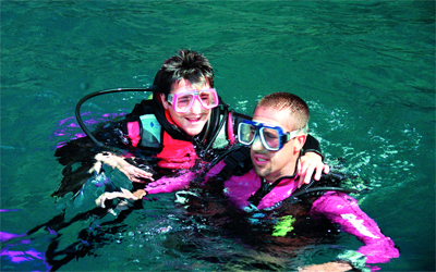 معلما غوص قبل النزول تحت المياه لإعطاء دروس عن الرياضة.   إفي