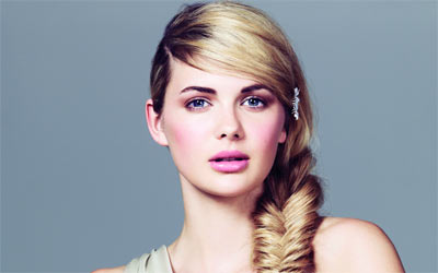 الضفيرة المجدولة على شكل أشواك السمك موضة هذا الشتاء.  	د.ب.أ