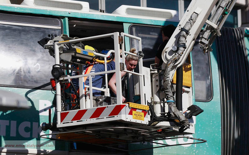 سيارات الإطفاء والشرطة والإسعاف توجهت بعد ظهر يوم الإثنين (بتوقيت أستراليا) لإخلاء الركاب بعد توقف القطارين على السكة في مكان مرتفع عن الأرض. رويترز