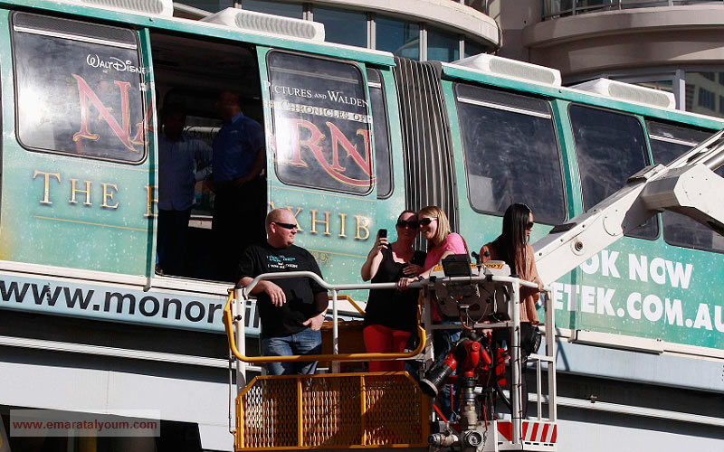 على الرغم من جدية الموقف، رغب بعض الركاب في التقاط صور تذكارية وتسجيل الحدث. رويترز