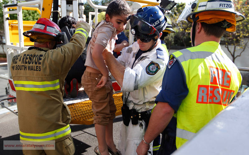 طفلة أصابها الهلع جراء الموقف. رويترز