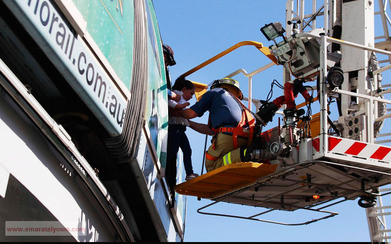 هرعت فرق الإنقاذ لإنقاذ عشرات الركاب الذين علقوا في قطاري مترو بمدينة سيدني الاسترالية بعد أن انقطعت الكهرباء عنهما. رويترز