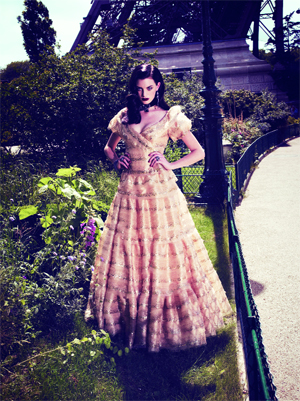 إنجي جمعت بين التصاميم النهارية والمسائية.   من المصدر