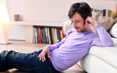 الأرضيات الخشبية تبعث أجواء مريحة في الغرفة.