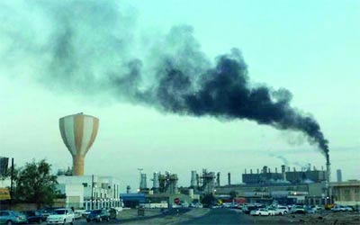 دخان أسود كثيف يتصاعد من محطة كهرباء اللية.		تصوير: تشاندرا بالان