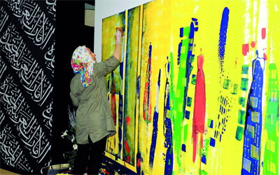 نجاة مكي: الجدارية التي رسمتها تعبر عن رموز تراثية إماراتية.	 وام