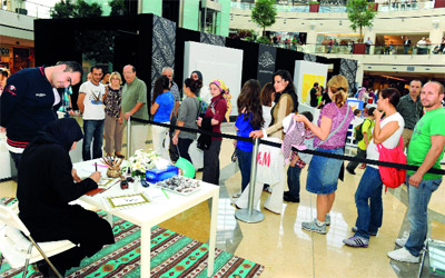 الفنون الإماراتية حظيت باهتمام زوار أتراك.  وام