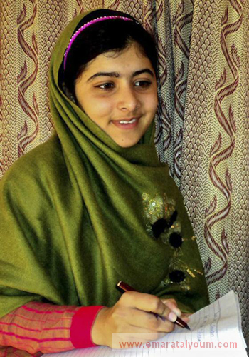 أصيبت الباكستانية، ملالا يوسفزاي (14 عاما)، إصابة بالغة في الرأس، عندما أطلق مسلحو "طالبان" النار عليها، إلا أنها بدأت تتحسن، بعد تحريك أطرافها، بالرغم من أنها لا تزال غائبة عن الوعي ومثبتة على جهاز تنفس.

ووسط دعوات لشفائها، دانت دول العالم، إطلاق النار على ملالا، التي نشطت في الدفاع عن حق المرأة في التعليم. وعرضت باكستان جائزة تزيد على 100 ألف دولار للقبض على مهاجميها. الصور من الوكالات