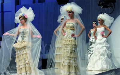 الدانتيل ظهر بشكل بارز في فساتين الزفاف والسهرة. 
من المصدر