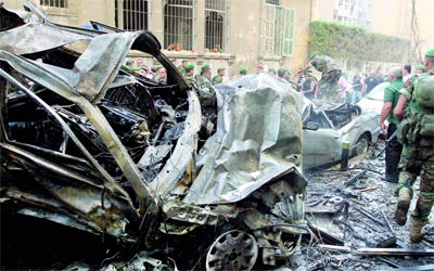 جنود لبنانيون يعاينون آثار الانفجار في ساحة ساسين وسط الأشرفية.      إي.بي.إيه