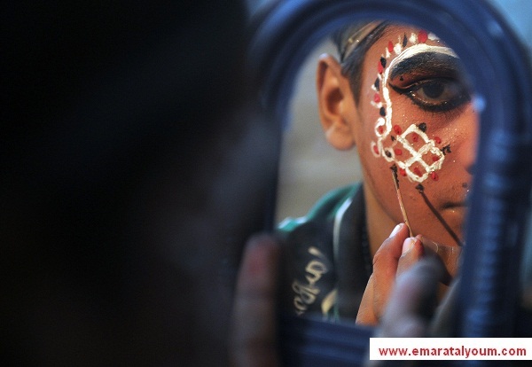 مهرجان في الهند يقوم المشاركون  بالرسم على وجوههم -وكالات