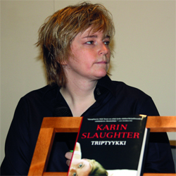 كارين سلوتر حقّقت أعمالها &laquo;السوداء&raquo; مبيعات لافتة.             أرشيفية